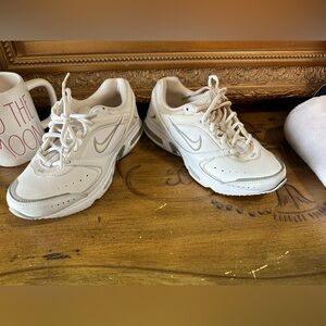 Nike Air Max Healthwalker VII Womens Size 7.5 Shoes White Walking Rolling Rail